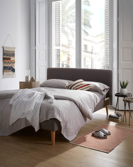 Dyla bed with removable cover in grey, with solid beech wood legs for a 160 x 200 cm mattress