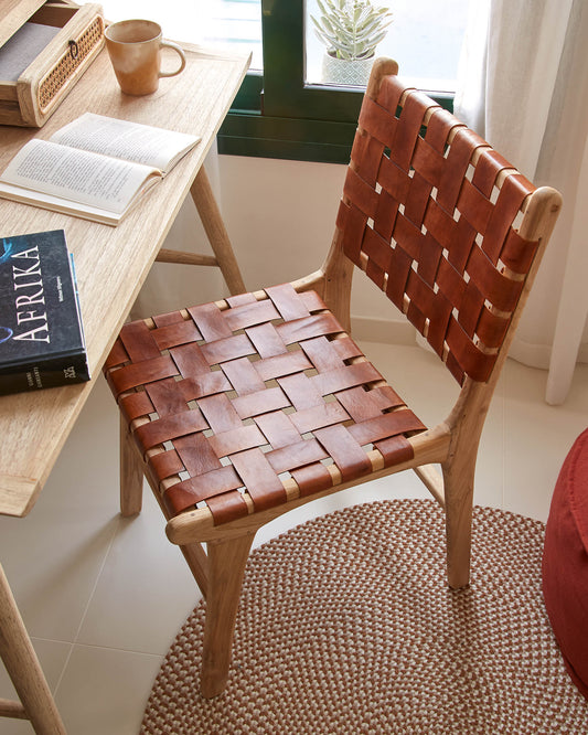 Calixta chair in leather and solid teak