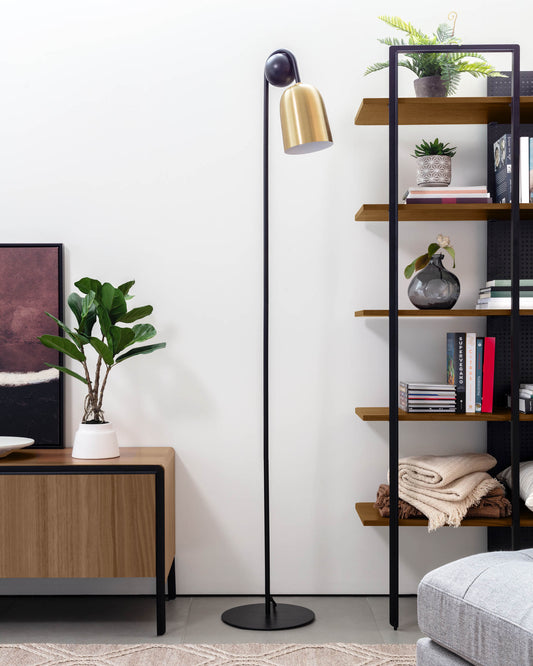 나츠미 골드 쉐이드와 나무 볼 디테일의 디자인 플로어 램프