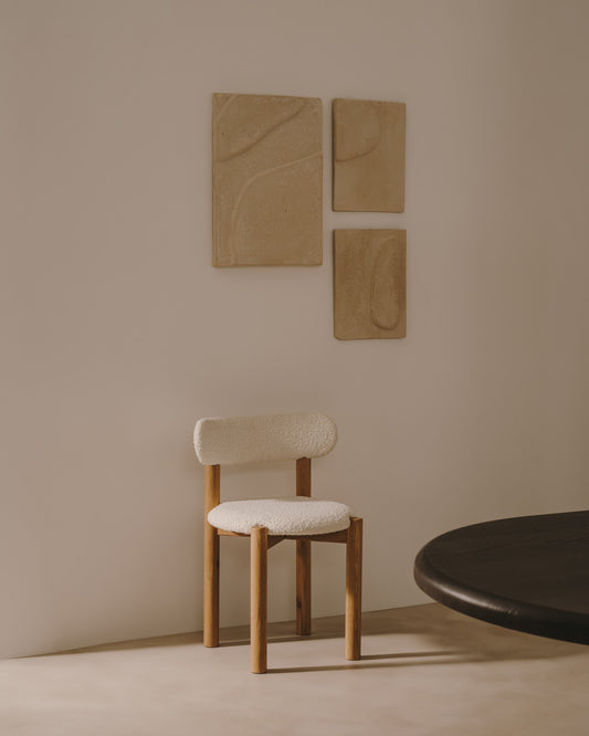 Nebai chair in white bouclé and solid oak wood structure with natural finish